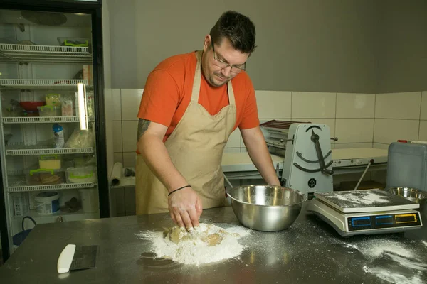 Processo Fazer Pão Chef Amassa Massa Mão Chef Mistura Todos — Fotografia de Stock