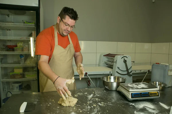 Processo Fazer Pão Chef Amassa Massa Mão Chef Mistura Todos — Fotografia de Stock