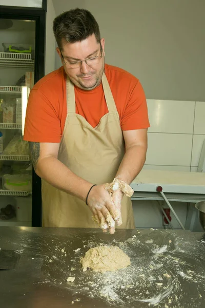 Processo Fazer Pão Chef Amassa Massa Mão — Fotografia de Stock
