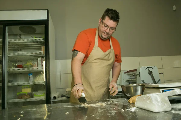 Processo Fazer Pão Chef Amassa Massa Mão — Fotografia de Stock