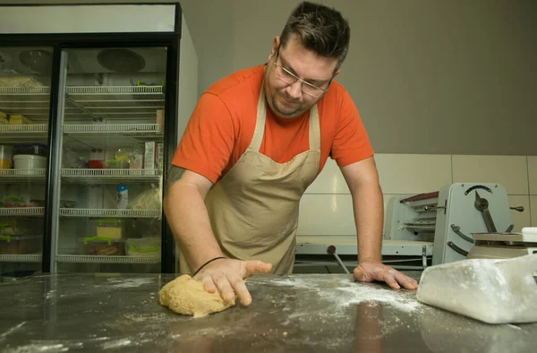 Processo Fazer Pão Chef Amassa Massa Mão — Fotografia de Stock