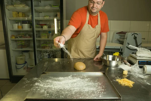 Processo Fazer Pão Chef Amassa Massa Mão Massa Está Pronta — Fotografia de Stock