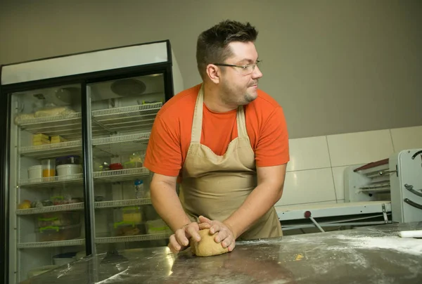 Processo Fazer Pão Chef Amassa Massa Mão — Fotografia de Stock