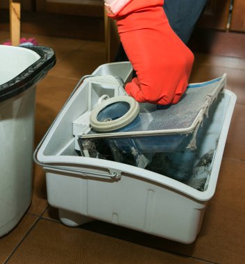 Bir odayı elektrikli süpürgeyle ve su filtresiyle temizleme işlemi. İşten sonra dağıtıcı sökülüyor.
