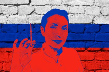 Coronavirus aşısı. Rus virologlar koronavirüse karşı bir aşı geliştirdiler. Kadın doktor virüsten kurtulduğu için seviniyor. Görüntü Rus bayrağının önünde..