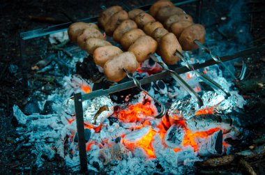 Piknik. Açık ateşte yemek pişirmek. Şişte katofel. Kapalı sınırlarda kamp yapmak. Koronavirüs nedeniyle yurt dışına seyahat edemezsiniz..
