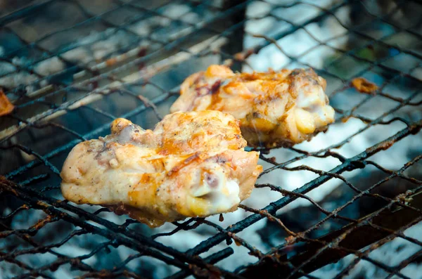 Piknik Ételt Főzni Egy Nyílt Tűz Felett Grillezett Csirkecomb Kempingezés — Stock Fotó