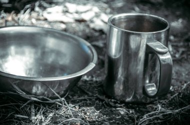 Piknik. Açık ateşte yemek pişirmek. Çay ve kahve için ateşin üzerinde su ısıtıyoruz. Kapalı sınırlarda kamp yapmak. Koronavirüs nedeniyle yurt dışına seyahat edemezsiniz..