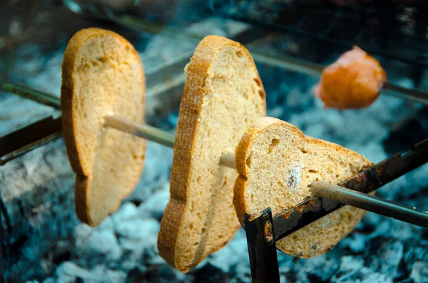 Piknik Ételt Főzni Egy Nyílt Tűz Felett Kenyérszeleteket Melegítünk Nyársra — Stock Fotó