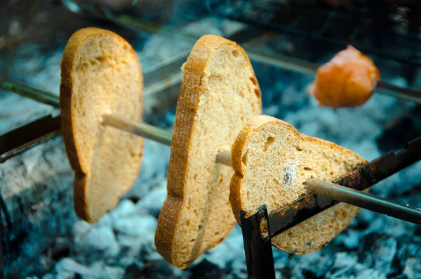 Picknick Matlagning Över Öppen Eld Värmer Brödskivor Spett Camping Med — Stockfoto