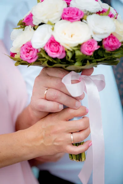 结婚花束 婚礼上最重要的花束是新娘的花束 — 图库照片
