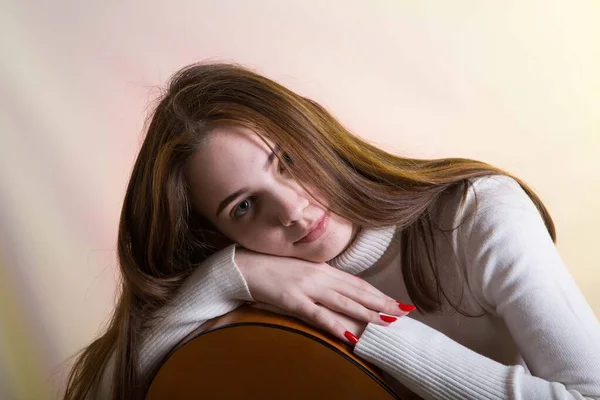 Retrato Una Joven Con Guitarra Concepto Emoción Foto Sobre Fondo — Foto de Stock