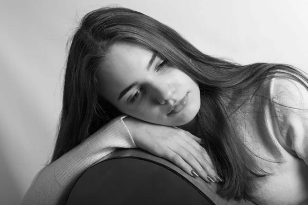 Πορτραίτο Ενός Νεαρού Κοριτσιού Κιθάρα Συναισθηματική Αντίληψη Ασπρόμαυρη Φωτογραφία Στο — Φωτογραφία Αρχείου