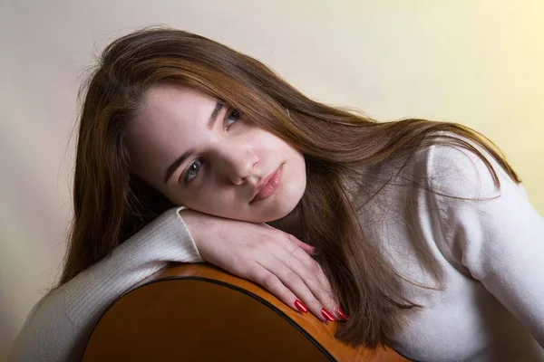 Retrato Una Joven Con Guitarra Concepto Emoción Foto Sobre Fondo — Foto de Stock