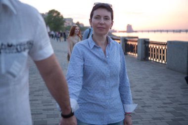 Orta yaşlı bir erkek ve kadının portresi. Duygu konsepti. Birbirini seven bir adam ve bir kadın şehirde yürüyorlar..