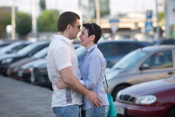 Orta yaşlı bir erkek ve kadının portresi. Duygu konsepti. Birbirini seven bir adam ve bir kadın şehirde yürüyorlar..