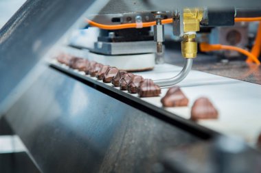 Şeker fabrikası. Şekerleme üretim süreci. Üzerinde şeker olan taşıma bandı..