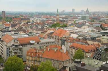 Almanya. Münih. Terracotta kiremit çatılı Avrupa kenti.