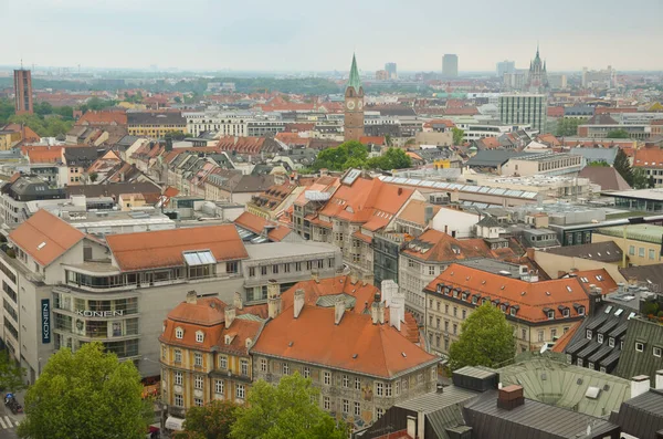 Almanya. Münih. Terracotta kiremit çatılı Avrupa kenti.
