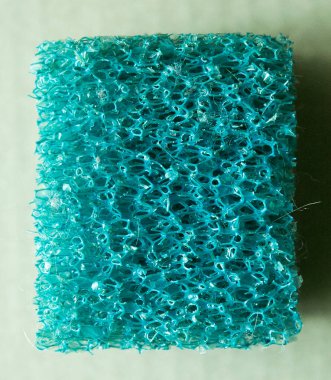 Bir odayı elektrikli süpürgeyle ve su filtresiyle temizleme işlemi. Temiz su kovucu filtre.