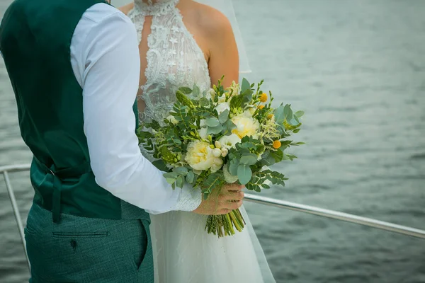 결혼식에서 꽃다발은 신부의 꽃다발입니다 — 스톡 사진