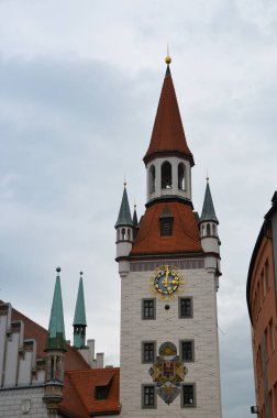 Unutulmaz Münih mimarisi. Tarihi şehir merkezi. Bavyera 'nın başkenti çeşitli mimari tarzlarla ayırt edilir. Gotik üstün geldi..
