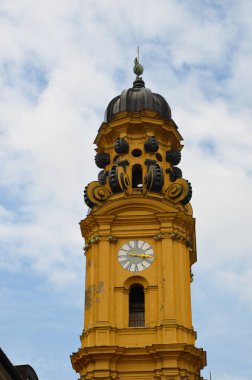 Unutulmaz Münih mimarisi. Tarihi şehir merkezi. Bavyera 'nın başkenti çeşitli mimari tarzlarla ayırt edilir. Gotik üstün geldi..