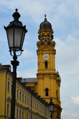 Unutulmaz Münih mimarisi. Tarihi şehir merkezi. Bavyera 'nın başkenti çeşitli mimari tarzlarla ayırt edilir. Gotik üstün geldi..