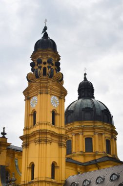 Unutulmaz Münih mimarisi. Tarihi şehir merkezi. Bavyera 'nın başkenti çeşitli mimari tarzlarla ayırt edilir. Gotik üstün geldi..