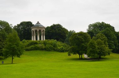 İngiliz bahçe parkındaki Monopteros tapınağı, Münih Bavyera, Almanya