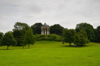 İngiliz bahçe parkındaki Monopteros tapınağı, Münih Bavyera, Almanya