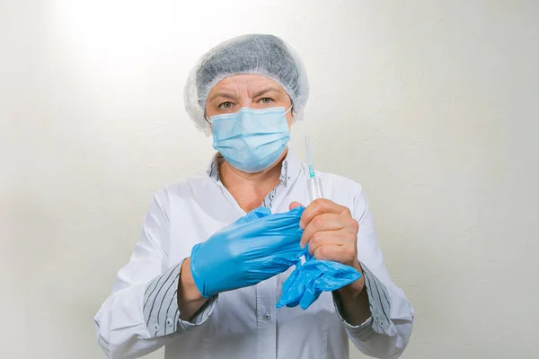 Die Krankenschwester Zieht Die Medizinischen Handschuhe Aus Arbeit Angesicht Der — Stockfoto