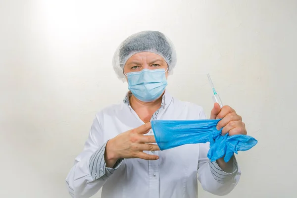 Die Krankenschwester Zieht Die Medizinischen Handschuhe Aus Arbeit Angesicht Der — Stockfoto