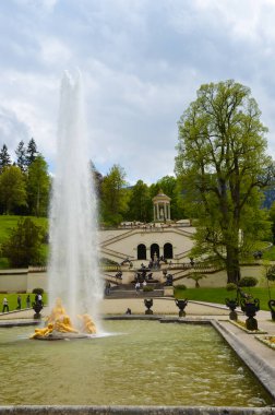 ETTAL, ALMANY, Linderhof Sarayı. Altın Çeşme grubu Flora ve puttos. Baviera 'daki Linderhof Sarayı, eski kral II. Ludwig' in kalelerinden biri..