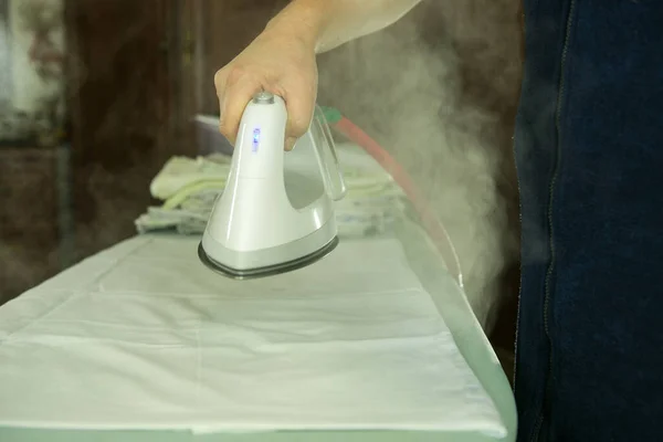 Tarea Primer Plano Mujer Planchando Ropa Con Una Plancha Una — Foto de Stock