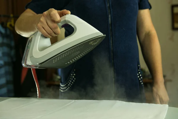 Tarea Primer Plano Mujer Planchando Ropa Con Una Plancha Una — Foto de Stock