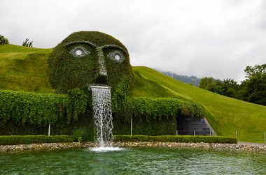 Innsbruck, Avusturya - 05 / 30 / 2013: Swarovski Kristal Dünyaları Müzesinde Çeşme. Kristal gözlü kocaman bir dev..