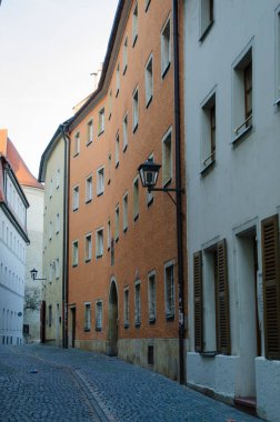 Regensburg, Bavyera, Almanya - 11.11.2014: Bavyera sokakları. Bu şehir, Orta Çağ 'dan kalma iyi korunmuş büyük bir Alman şehridir..