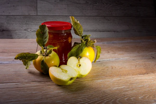 Stillleben Großaufnahme Von Fruchtmarmelade Und Frischen Gelben Äpfeln Auf Einem — Stockfoto
