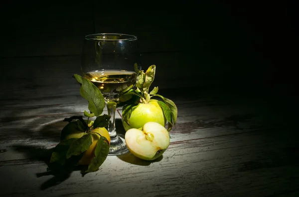 Autumn Season Winemaking Composition Glass Apple Cider Fresh Yellow Apples — Stock Photo, Image