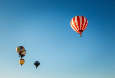 Balon Festivali. Mavi gökyüzünde uçan balonlar.