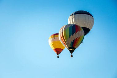 Balon Festivali. Mavi gökyüzünde uçan balonlar.