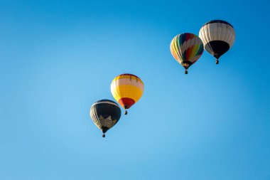 Balon Festivali. Mavi gökyüzünde uçan balonlar.