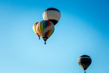 Balon Festivali. Mavi gökyüzünde uçan balonlar.