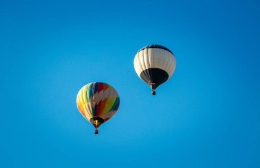 Balon Festivali. Mavi gökyüzünde uçan balonlar.