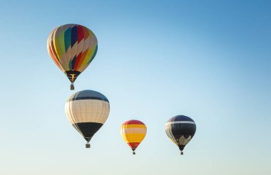 Balon Festivali. Mavi gökyüzünde uçan balonlar.
