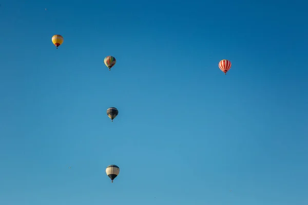 Balónový Festival Létající Balónky Proti Modré Obloze — Stock fotografie