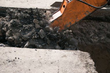 Çok katlı yeni bir binanın inşaatı. Temeli atarken bir kaya matkabının çalışması.