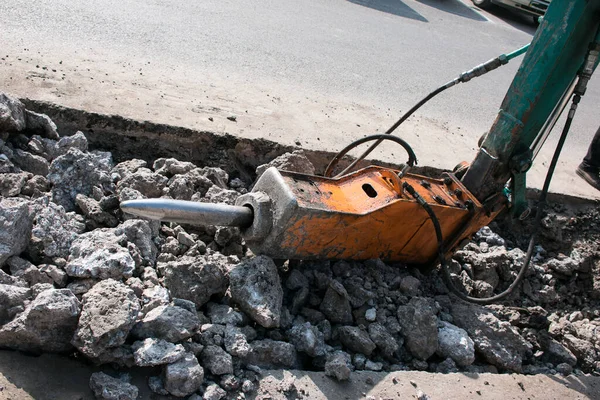 Çok katlı yeni bir binanın inşaatı. Temeli atarken bir kaya matkabının çalışması.
