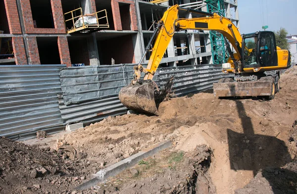 Bau Eines Neuen Mehrstöckigen Gebäudes Schaufelbaggerarbeiten Bei Der Grundsteinlegung — Stockfoto